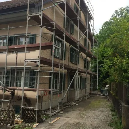 Mehrfamilienhaus eingerüstet
