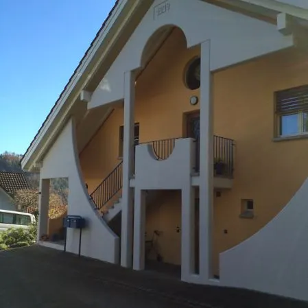 Fassade mit runden Bogenelementen