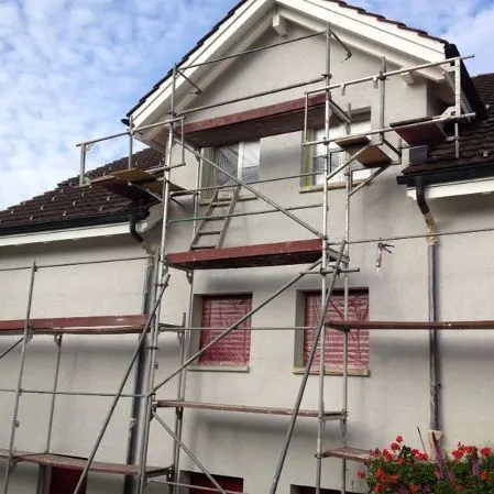 Haus mit Gerüst während Fassadenarbeiten